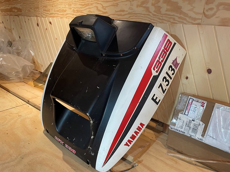 #3846-•-1974/75-yamaha-gpx-snowmobile-hood-image-1