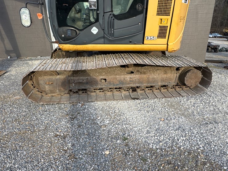 2012-deere-135d-image-2