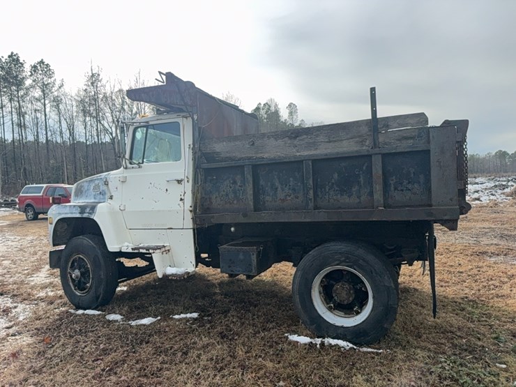 1982-ford-8000-image-24