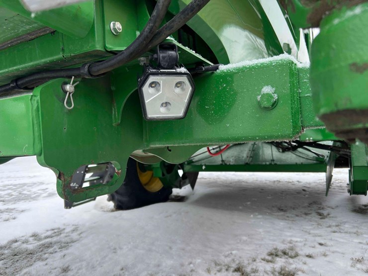 2024-john-deere-w235r-image-11