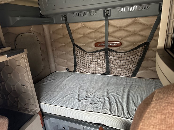 2012-freightliner-cascadia-125-image-15