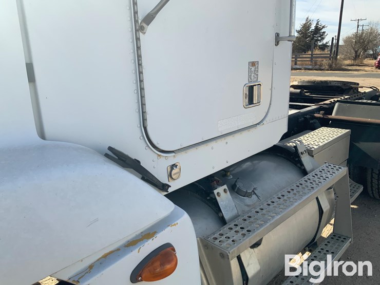 1999-freightliner-fld120-image-15