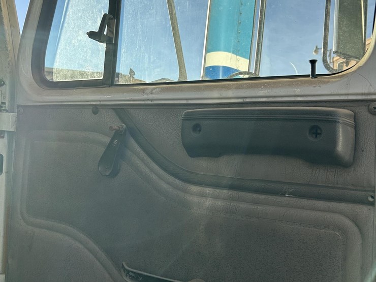 2001-international-4700-image-52