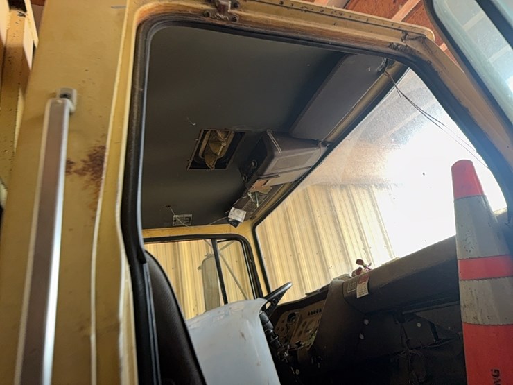 1975-ford-880-image-20