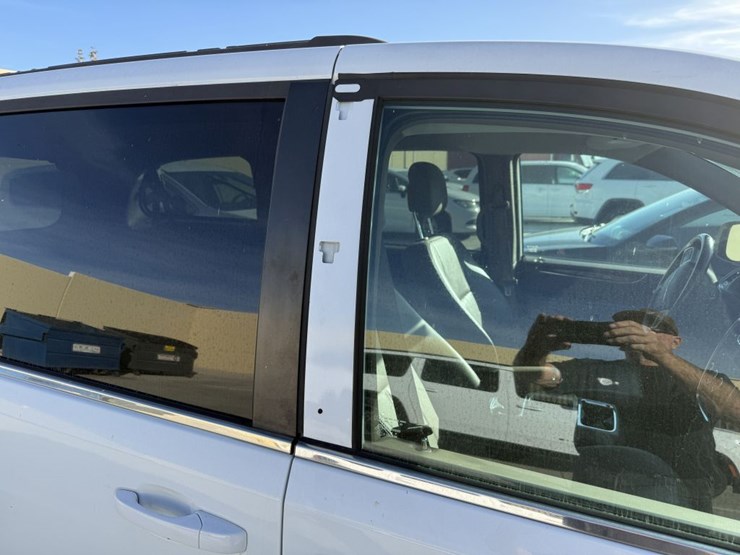 2015-chrysler-town-&-country-image-5