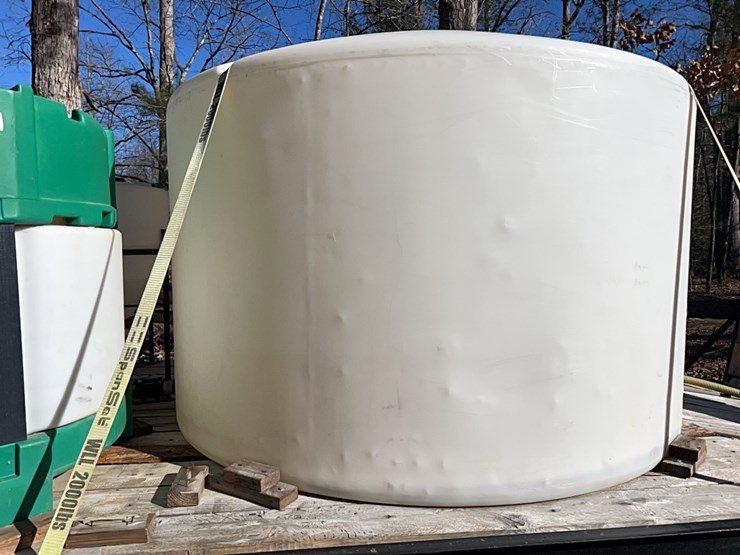 1550-gallon-poly-tank;-located-at-7241-roxbury-rd,-charles-city,-va,-please-call-804.837.9940-or-804.651.4404-with-questions-image-1
