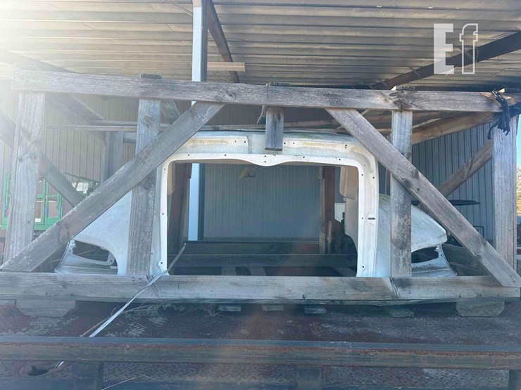 2008-peterbilt-335-image-19