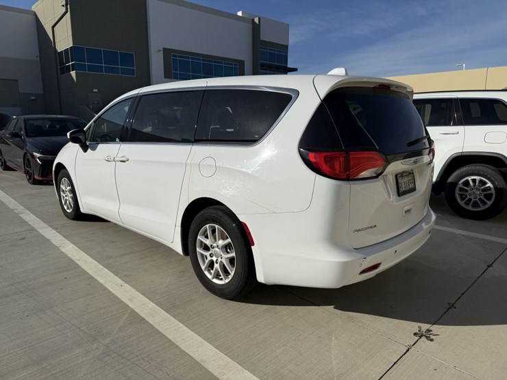 2019-chrysler-pacifica-image-4
