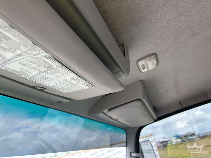 2018-isuzu-npr-image-17