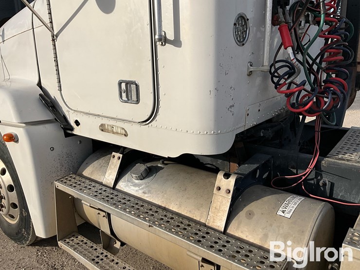 1999-freightliner-fld120-image-17