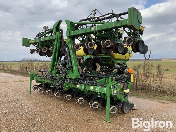 2015-john-deere-1725-image-1