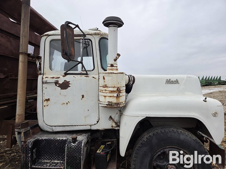 1971-mack-r685s-image-16