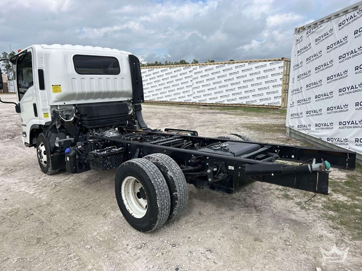 2018-isuzu-npr-image-4