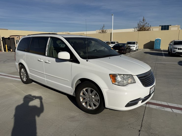 2015-chrysler-town-&-country-image-2