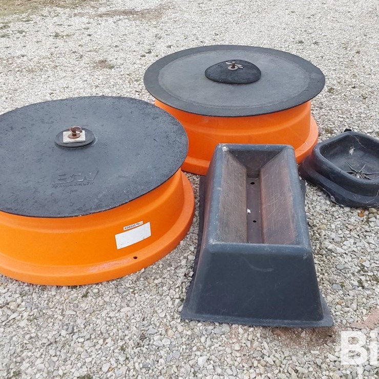 B-W Poly Mineral Feeders