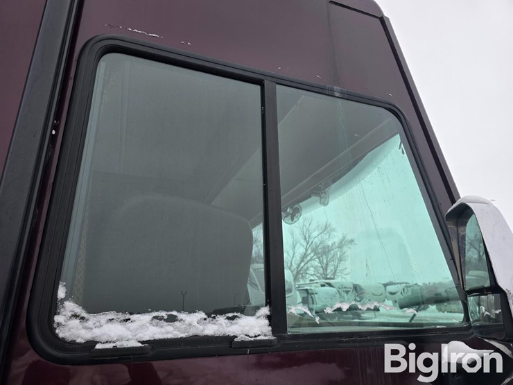 2017-winnebago-sunova-33c-class-a-motorhome-image-18