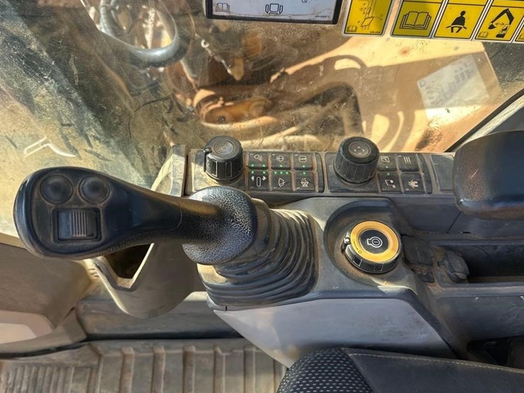 2018-caterpillar-320-image-29