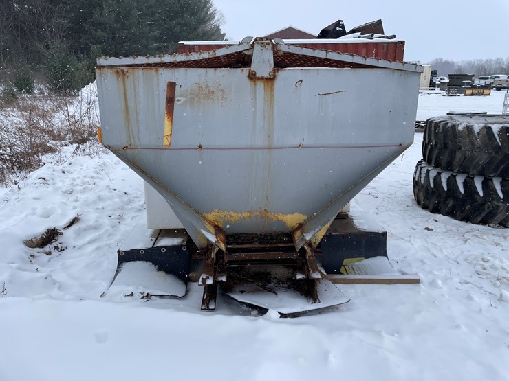 #3773-•-truck-mounted-salter/sander-with-brine-tanks-image-6