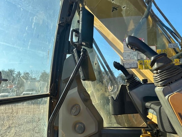 2018-caterpillar-320-image-26