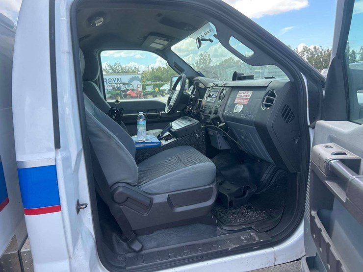 2013-ford-f550-image-36