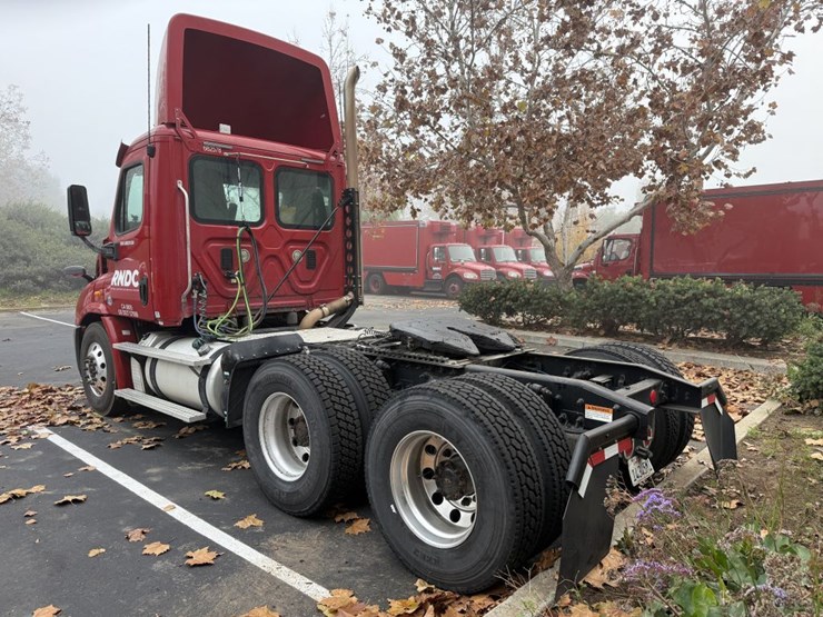 2014-freightliner-tandem-axle-day-cab-truck-tractor-image-4