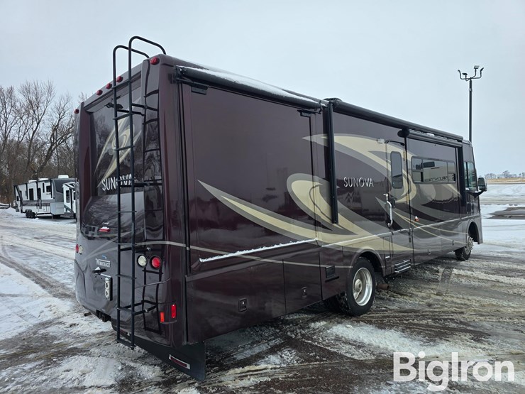 2017-winnebago-sunova-33c-class-a-motorhome-image-5