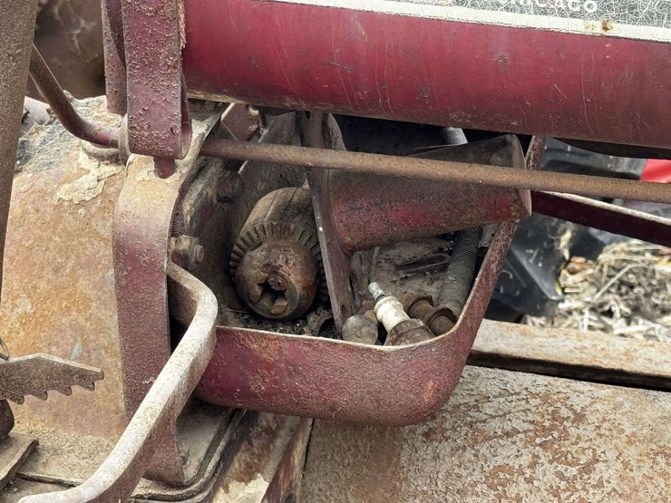 farmall-f-12-narrow-front-on-rubber-image-31