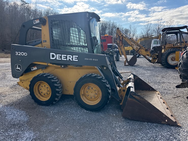 2014-deere-320d-image-1