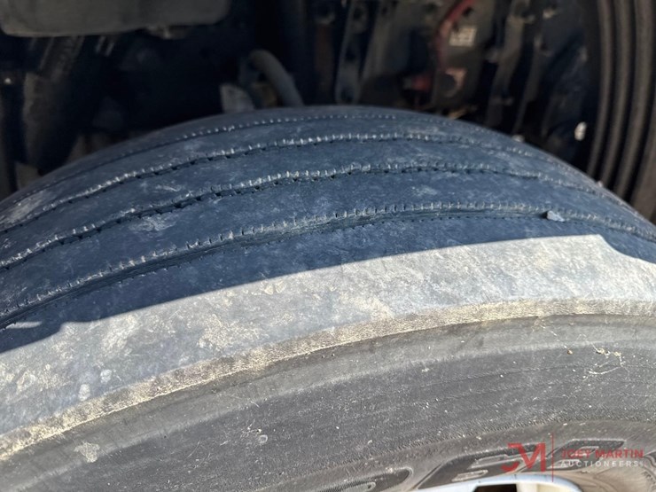 2012-freightliner-cascadia-day-cab-truck-tractor-image-4