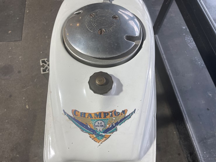 #3818-•-champion-3.2-hp-vintage-outboard-boat-motor-image-4