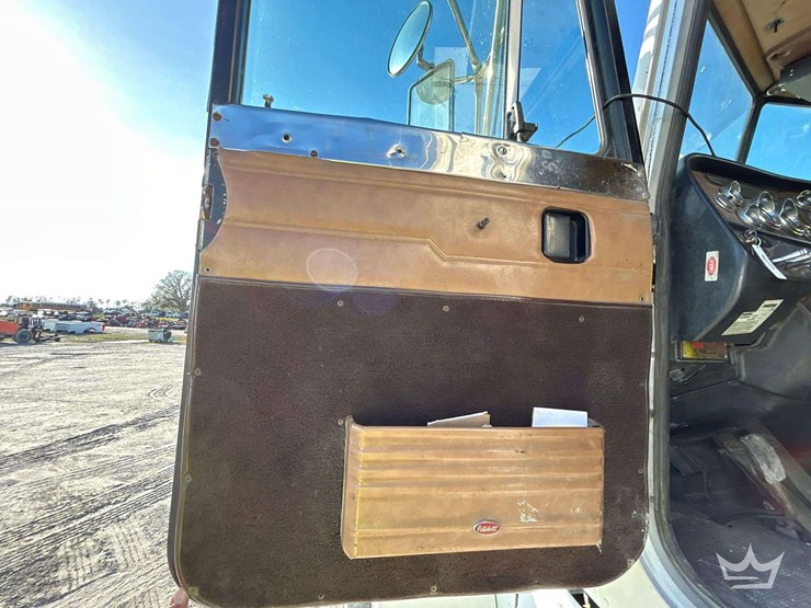 2001-peterbilt-379-image-13