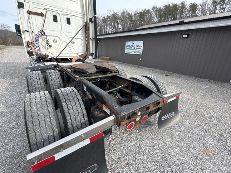 2012-freightliner-cascadia-125-image-8