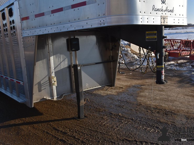 2025-wilson-livestock-trailer-image-13