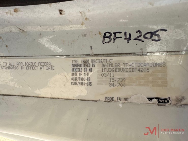 2012-freightliner-cascadia-day-cab-truck-tractor-image-19