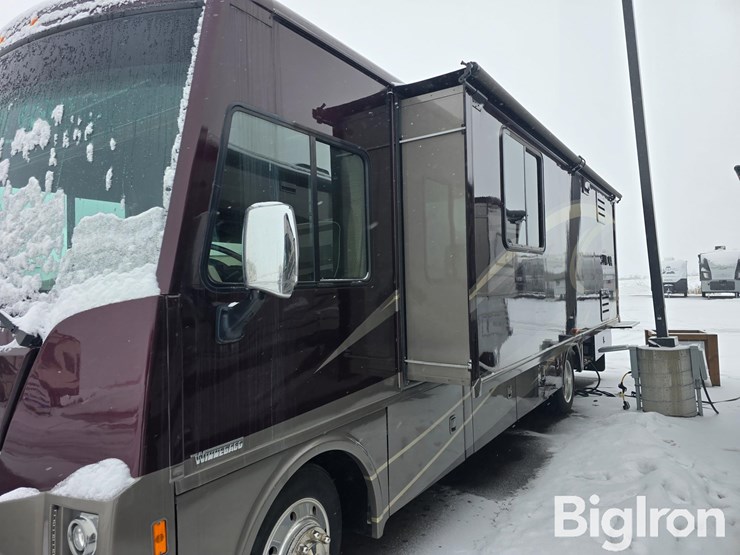 2017-winnebago-sunova-33c-class-a-motorhome-image-11