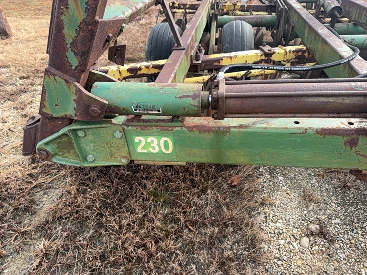 john-deere-230-image-51