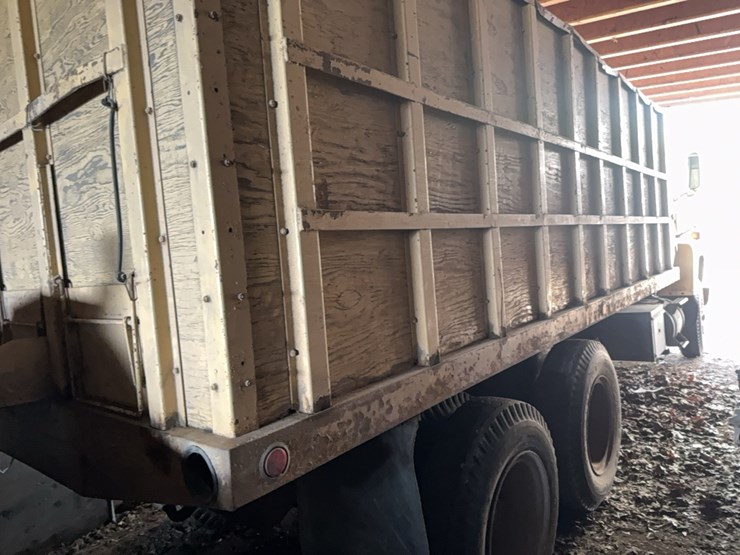 1975-ford-880-image-21