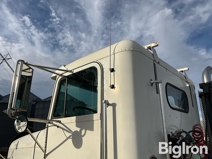 1999-freightliner-fld120-image-16