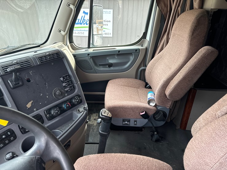 2012-freightliner-cascadia-125-image-14