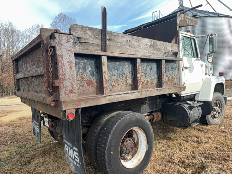 1982-ford-8000-image-35