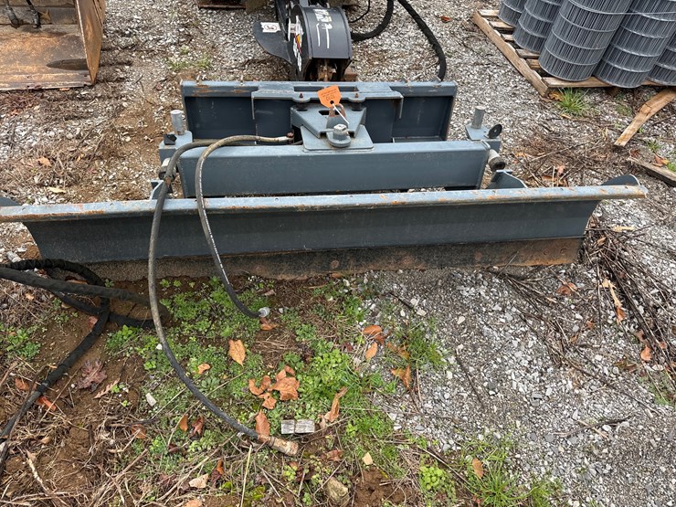 #1010-•-quick-attach-84”-hydraulic-push-blade-image-2