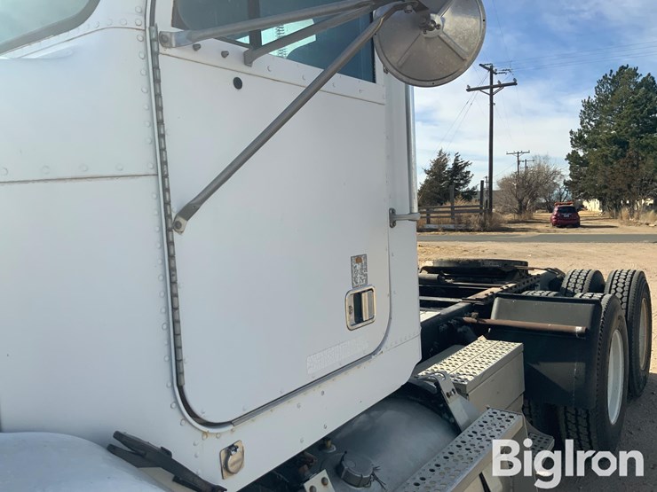 1999-freightliner-fld120-image-16