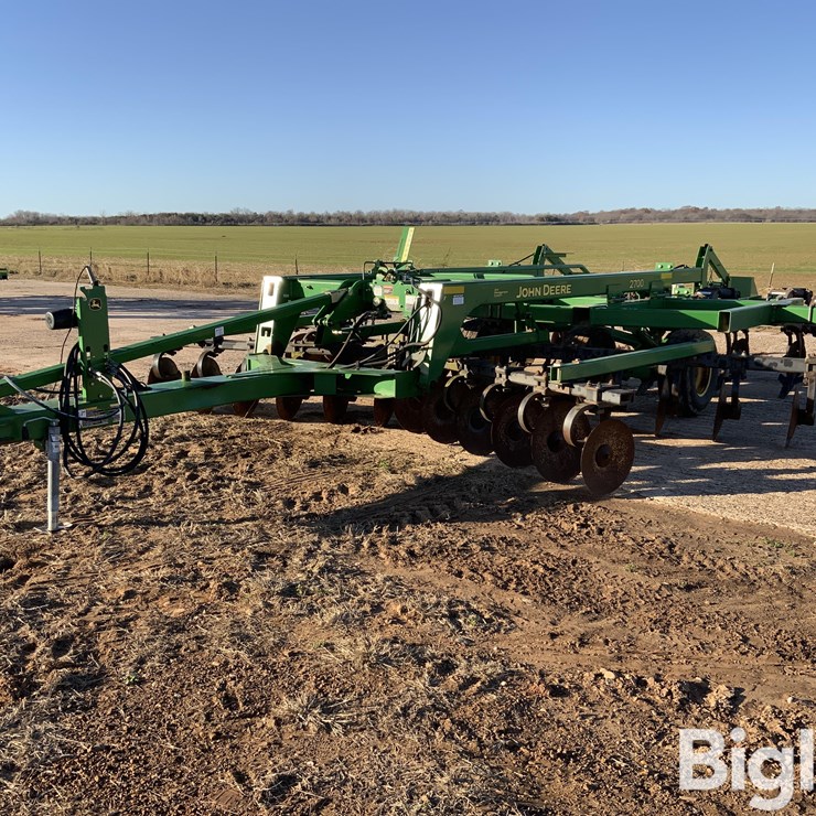 2014 JOHN DEERE 2700