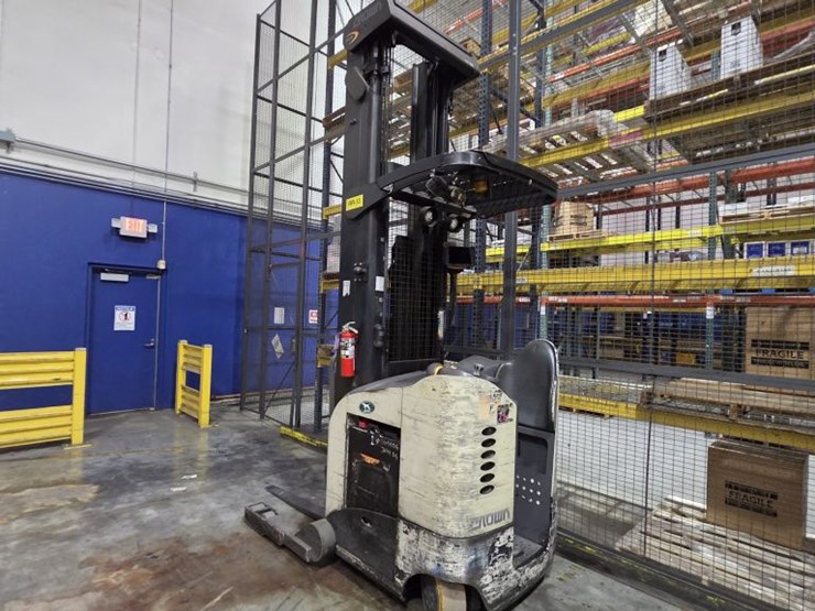 2001-crown-rr5220-45-image-1