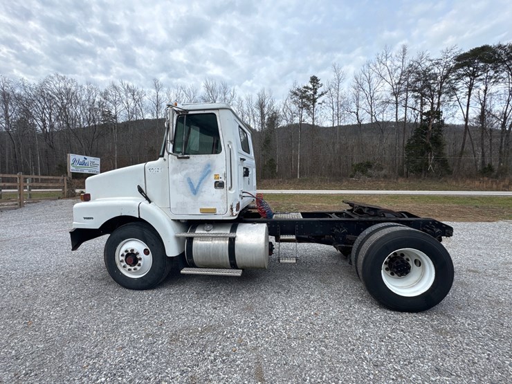 #1052-•-1996-volvo-wg-single-axle-truck-image-4