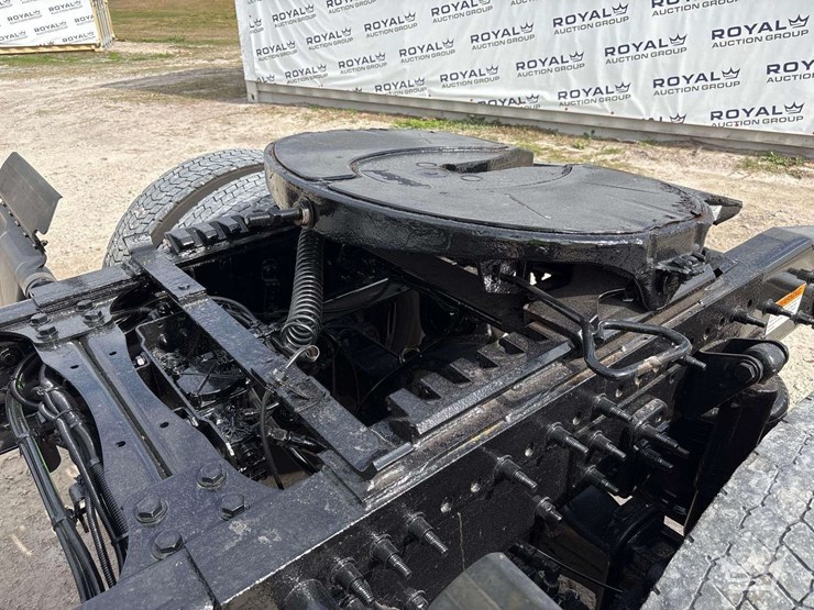 2014-freightliner-cascadia-125-image-11