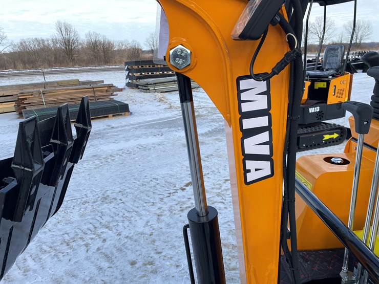 #201-•-miva-va15-mini-excavator-image-27