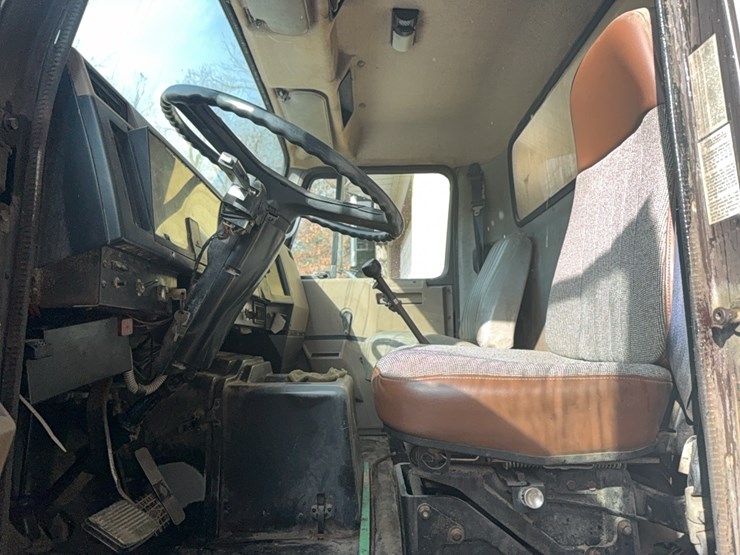 1989--intl-tractor-trailer,-477,369-miles,-diesel-l10-cummings-engine,-title-in-hand;-located-at-7241-roxbury-rd,-charles-city,-va,-please-call-804.837.9940-or-804.651.4404-with-questions-image-18