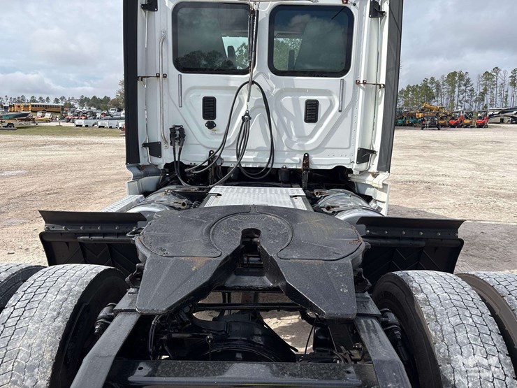 2014-freightliner-cascadia-125-image-14