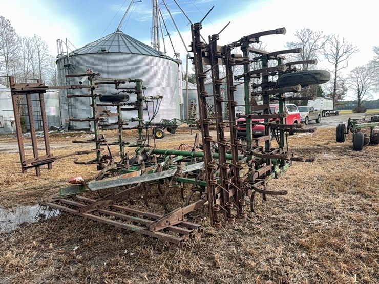 john-deere-pull-type-3-section-field-cultivator,-24';-located-at-7241-roxbury-rd,-charles-city,-va,-please-call-804.837.9940-or-804.651.4404-with-questions-image-37